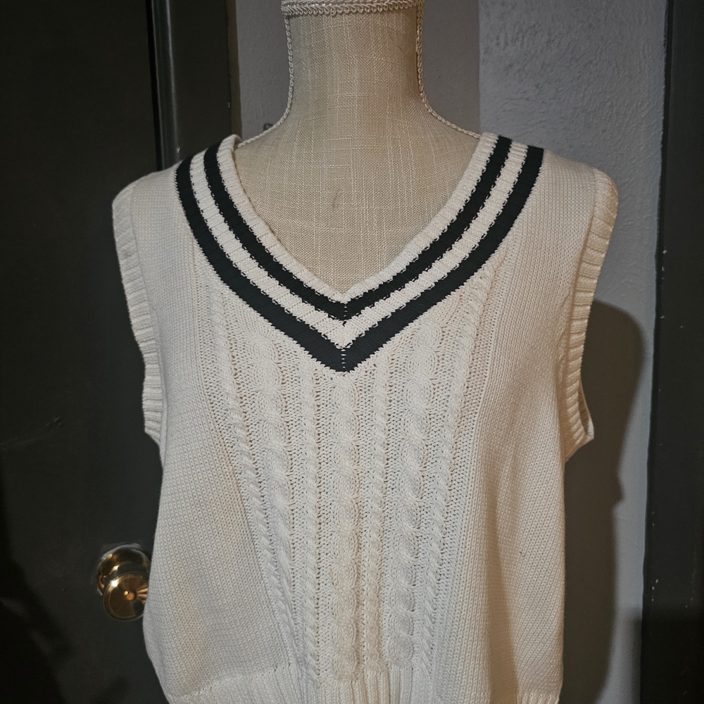 Elegant White V-Neck Sweater Vest - Picture 2 of 4
